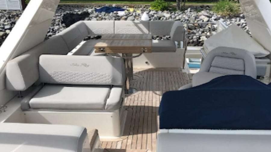 Sala sombreada en la cubierta de un yate Sea Ray de 55 pies en Marina Vallarta, ideal para un día de spa en el mar en Puerto Vallarta