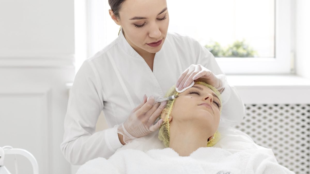 Preparación de viales y jeringa sobre una charola estéril en una clínica de medicina estética
