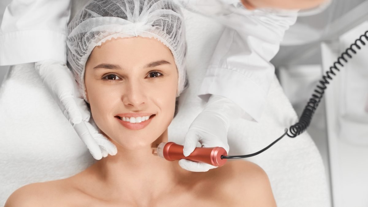 Cabezal de hidrodermoabrasión deslizándose sobre la mejilla de una clienta durante un facial